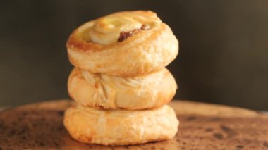 Kahvaltıda kuru üzümlü tatlı çörek.