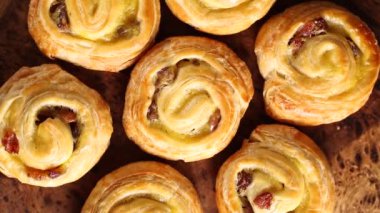 Kahvaltıda kuru üzümlü tatlı çörek.