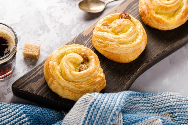 Kahvaltıda kuru üzümlü tatlı çörek. — Stok fotoğraf