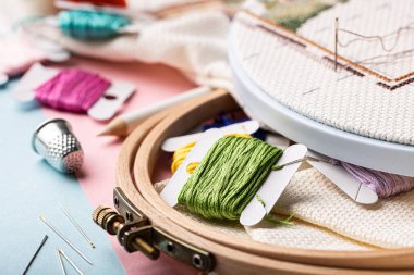 İşlemeli ayaklı çapraz dikiş.