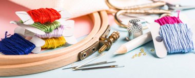 İşlemeli ayaklı çapraz dikiş.