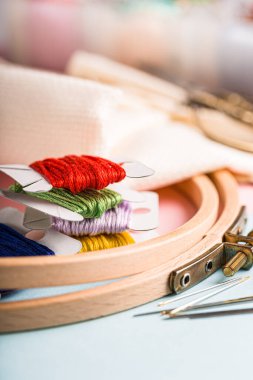 İşlemeli ayaklı çapraz dikiş.