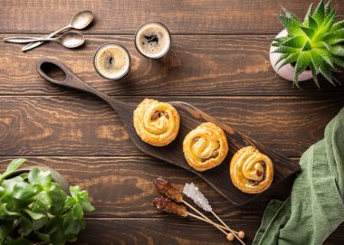 Kahvaltıda kuru üzümlü tatlı çörek.