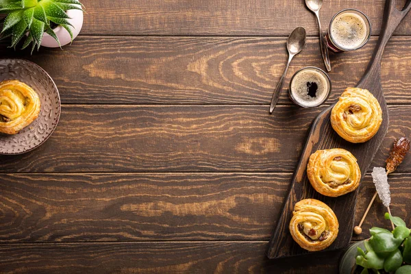 Bollos de remolino dulce con pasas para el desayuno — Foto de Stock