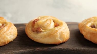 Kahvaltıda kuru üzümlü tatlı çörek.