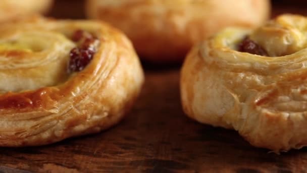 Zoete wervelbroodjes met rozijnen als ontbijt — Stockvideo