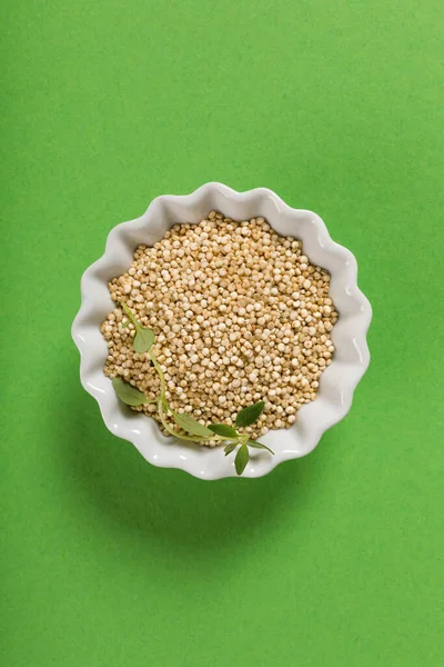 Quinoa em taças brancas — Fotografia de Stock