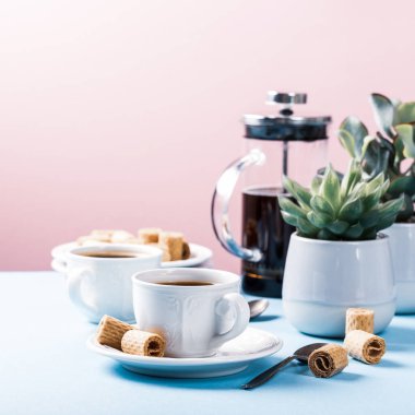 Gofretli iki fincan kahve.