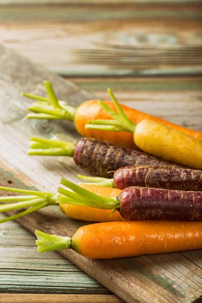 Raízes de cenouras coloridas cruas frescas — Fotografia de Stock