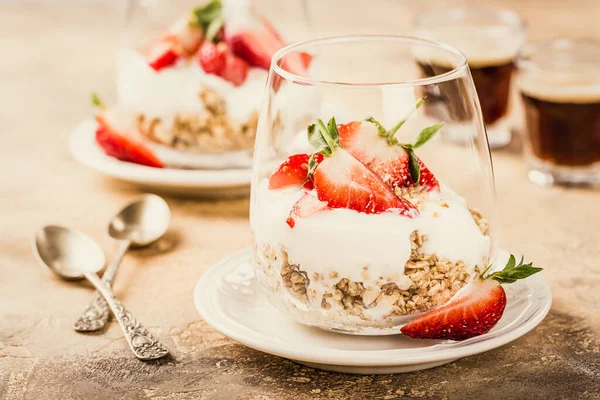 Desayuno saludable con granola y bayas —  Fotos de Stock