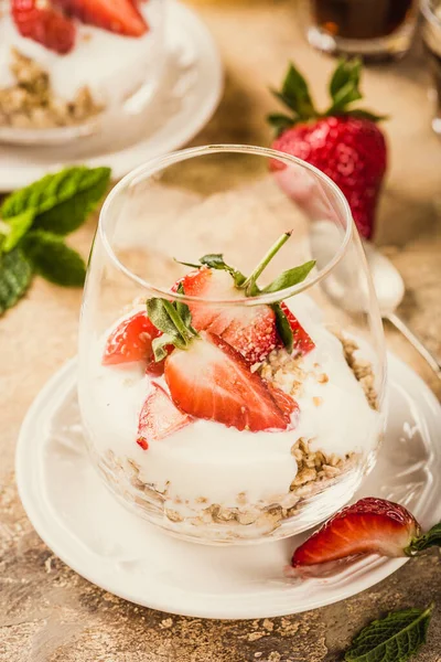 Desayuno saludable con granola y bayas —  Fotos de Stock