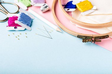 İşlemeli ayaklı çapraz dikiş.