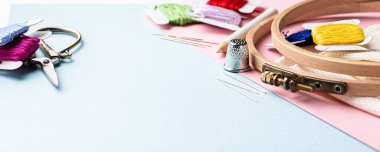 İşlemeli ayaklı çapraz dikiş.