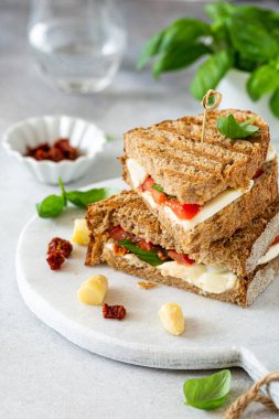 Beyaz kuşkonmazlı lezzetli tost.