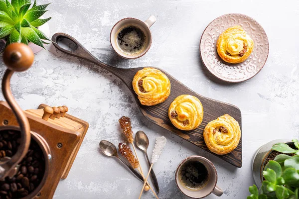 Bollos de remolino dulce con pasas para el desayuno — Foto de Stock