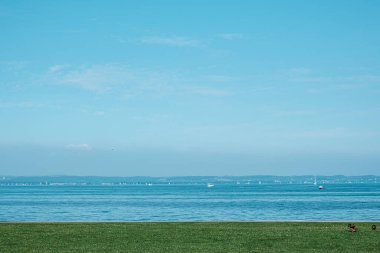 İsviçre kıyısından Bodensee göl manzarası