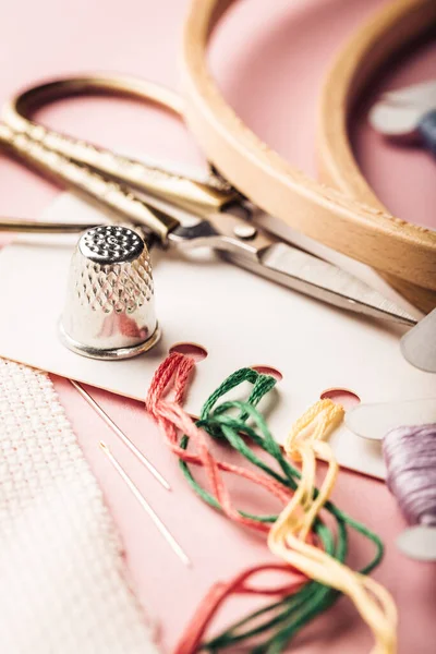 İşlemeli ayaklı çapraz dikiş.