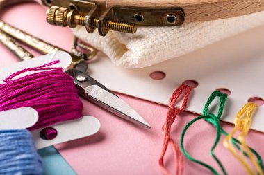 İşlemeli ayaklı çapraz dikiş.