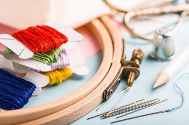 İşlemeli ayaklı çapraz dikiş.