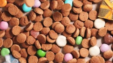 Dağınık geleneksel Hollanda kurabiyeleri kruidnoten zencefilli kurabiyeler