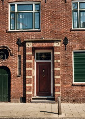 Büyüleyici tuğla dış görünüş, eşsiz mimari ayrıntılar ve cezbedici ambiyanslar içeren ahşap bir kapı ve şık pencereler içeriyor. Hollanda 'da Eindhoven