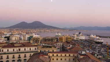 Napoli görünümünü: deniz günbatımı.