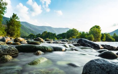Lunga esposizione per ammorbidire L 'acqua tra le rocce