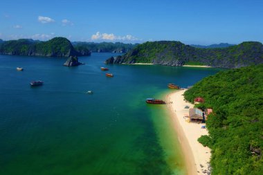 Monkey Island beach kedi ba, Ha Long Bay, Vietnam, havadan görünümü