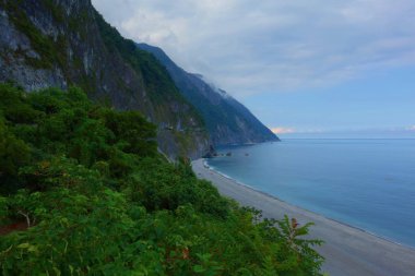 Hualien ve Tayvan'da bulunan Yilan arasında Qingshui Cliff toplayan