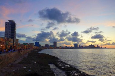 Havana, Küba, Karayip bölgesinde Malecon 'da günbatımı