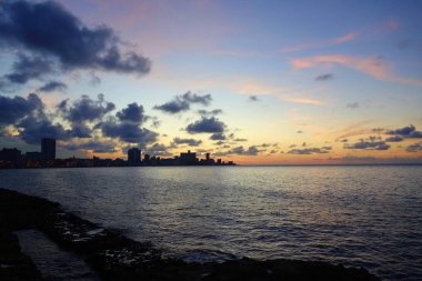 Havana, Küba, Karayip bölgesinde Malecon 'da günbatımı