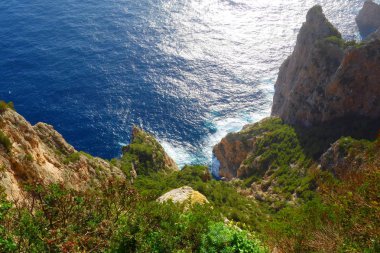 Napoli, İtalya yakınında bulunan kayalıklarla ve Capri Adası