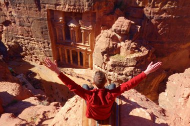 Oturan genç bir adamla hazine yukarıdan. Petra, Jordan, UNESCO Dünya Miras Listesi antik kentinde Al Khazneh