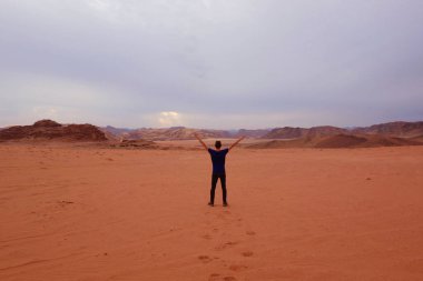 Wadi Rum olan genç bir adam, Orta Doğu Bölgesi denilen Ürdün Çölü