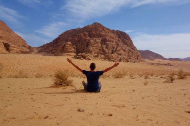 Genç adam çölün ortasında Jordan.