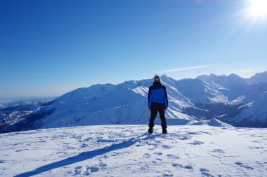 Genç adam kış aylarında Kopa Kondracka üstündeki Zakopane Tatry içinde bulunan.