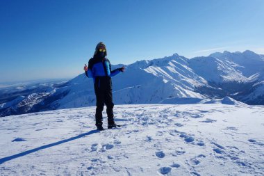 Genç adam kış aylarında Kopa Kondracka üstündeki Zakopane Tatry içinde bulunan.