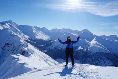 Genç adam kış aylarında Kopa Kondracka üstündeki Zakopane Tatry içinde bulunan.