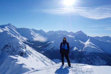 Genç adam kış aylarında Kopa Kondracka üstündeki Zakopane Tatry içinde bulunan.