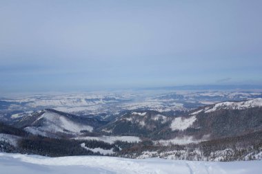 Dağ yürüyüş izi Kuznice Hala Gasienicowa için Polonya'da bulunan kış aylarında