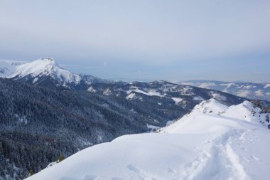 Dağ yürüyüş izi Kuznice Hala Gasienicowa için Polonya'da bulunan kış aylarında