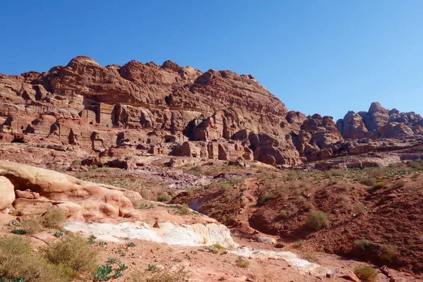 古代は ヨルダンに位置する観光の名所としてヨルダンのペトラの岩都市を放棄 — ストック写真
