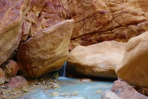 Jordan ölü deniz yakınında bulunan wadi Zarqa Kanyon