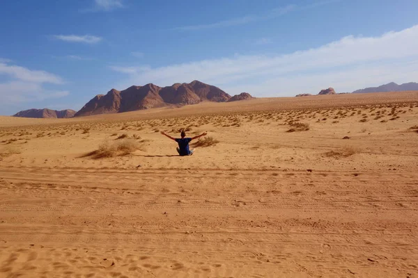 Genç adam çölün ortasında Jordan.