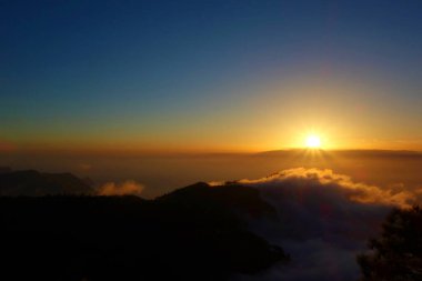 Gran Canaria Tenerife adasında, Kanarya Adaları, İspanya bulunan Teide Yanardağı bakarak dağlarda renkli günbatımı