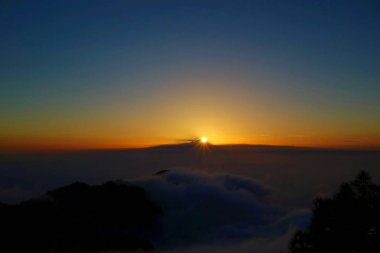 Gran Canaria Tenerife adasında, Kanarya Adaları, İspanya bulunan Teide Yanardağı bakarak dağlarda renkli günbatımı