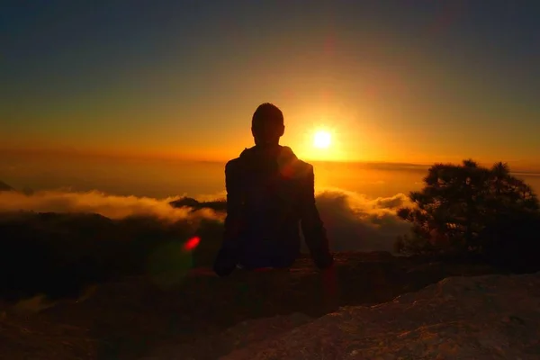 Junger Mann Sitzt Der Klippe Und Beobachtet Den Sonnenuntergang Von — Stockfoto