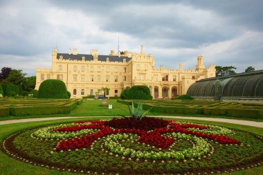 Lednice Neogothic kalede güzel çiçek bahçesi South Moravia bölgesi Avrupa'da bulunan Çek Cumhuriyeti ile