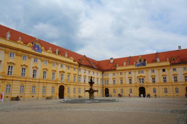 Melk Manastırı manastır veya Stift Melk Benedictine Manastırı Melk, Avusturya Tuna Nehri ve Wachau Vadisi bakan olduğunu.