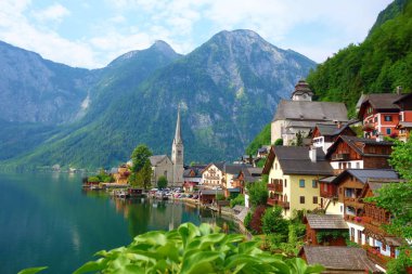 Manzara resim kartpostal görünümü ünlü Hallstatt dağ köyü yaz, Salzkammergut bölge, güzel ışıkta Avusturya Alpleri'nde Hallstatt, Avusturya, Avrupa